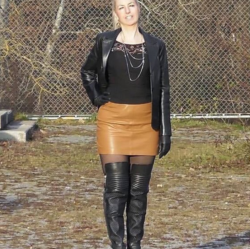 #LeatherSkirt #BrownLeather #LeatherBlazer #BlackLeather #LoveLeather #Leather #LinL #LadiesInLeather Credit: #LeatherMandy @Leathermandy leathermandy.com