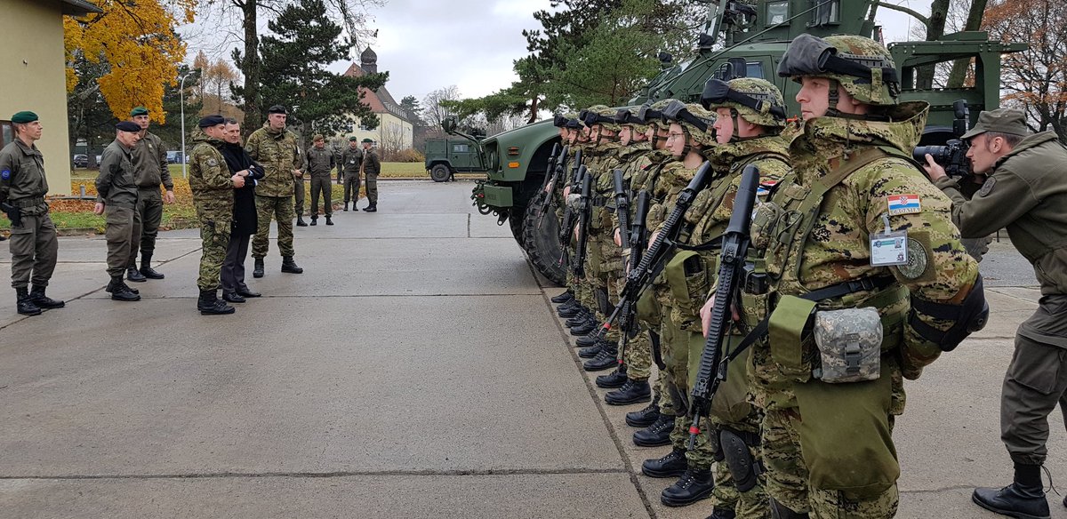 karl_schon's tweet photo. #EURAD19 Minister Starlinger begrüßt die kroatischen Soldaten die gemeinsam mit dem österreichischen #CSSBN üben.
#Bundesheer https://t.co/WADj8dSqWq
