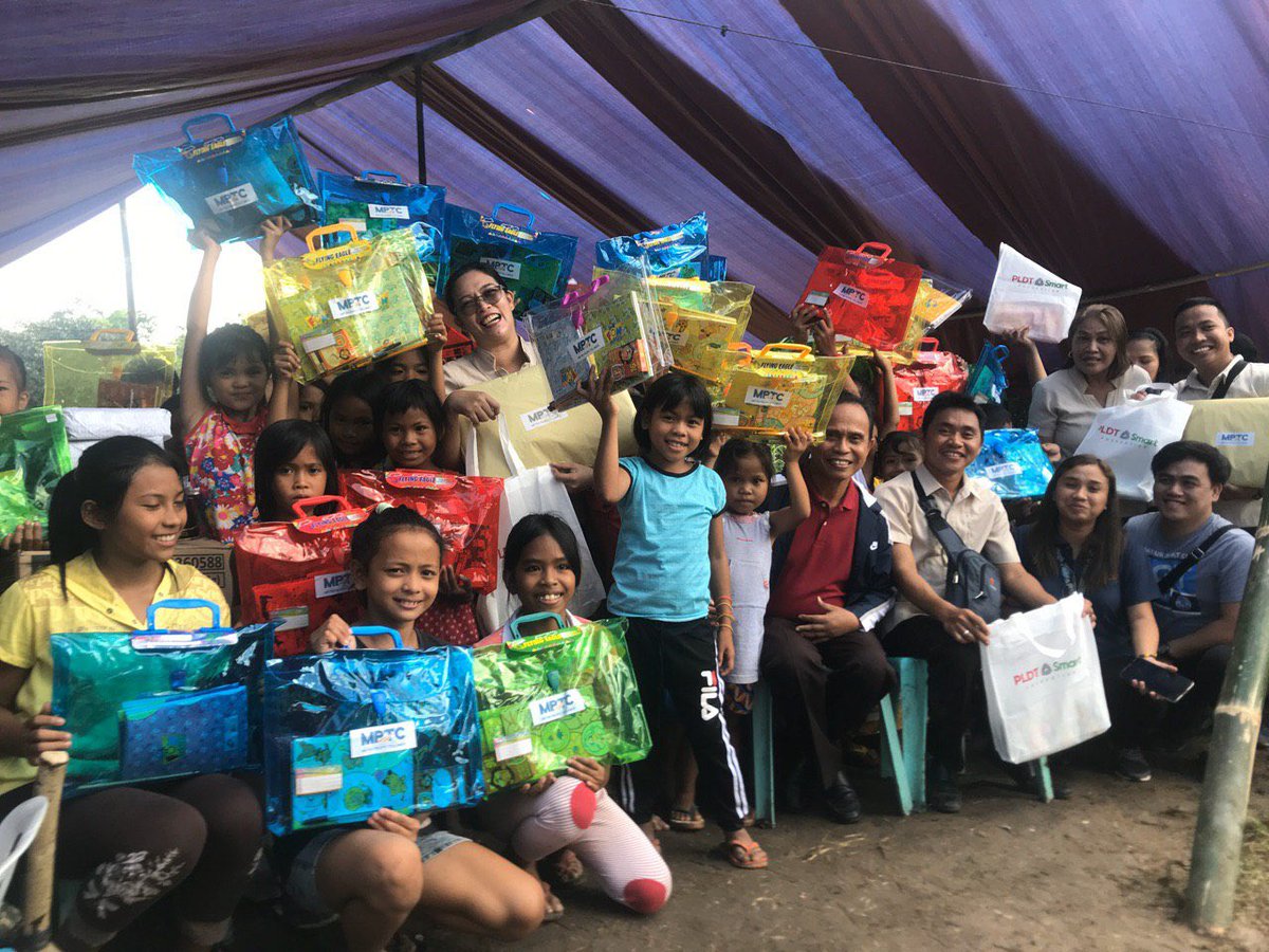 The teachers and students had been conducting their classes at temporary learning spaces within rubber and mango plantations because their school buildings were damaged by the earthquake. Smart also donated old billboards and tarpaulins to be used as material for makeshift rooms.