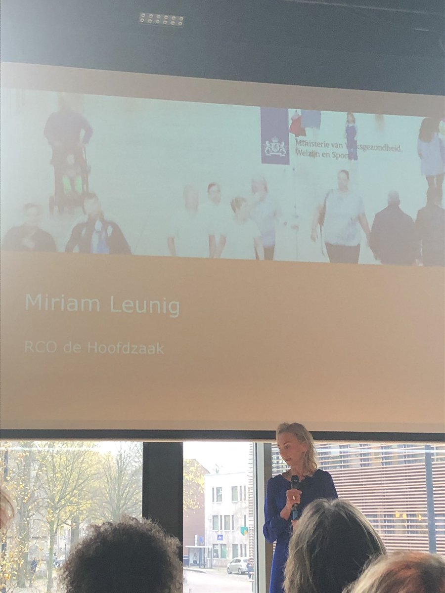 Ambassadeur Miriam @zonderstigma vertelt over vooroordelen en knuffels geven op regionale destigm-bijeenkomst van <a href="/MinVWS/">Ministerie van VWS</a>.