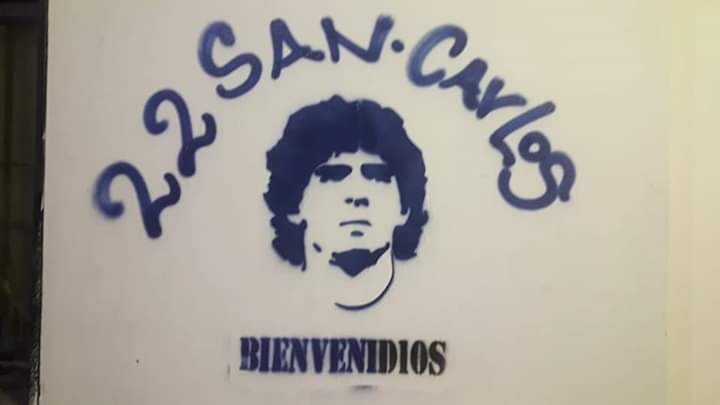 MaxoRandrup's tweet image. El amor de los hinchas de #Gimnasia por #Maradona quedó grabado en las paredes. Nota para @DeportesLN, con testimonios del artista Mauro Valenti y fotos de 10 obras que le obsequió el Lobo al eterno 10: lanacion.com.ar/deportes/futbo…

#LaPlata #GELP