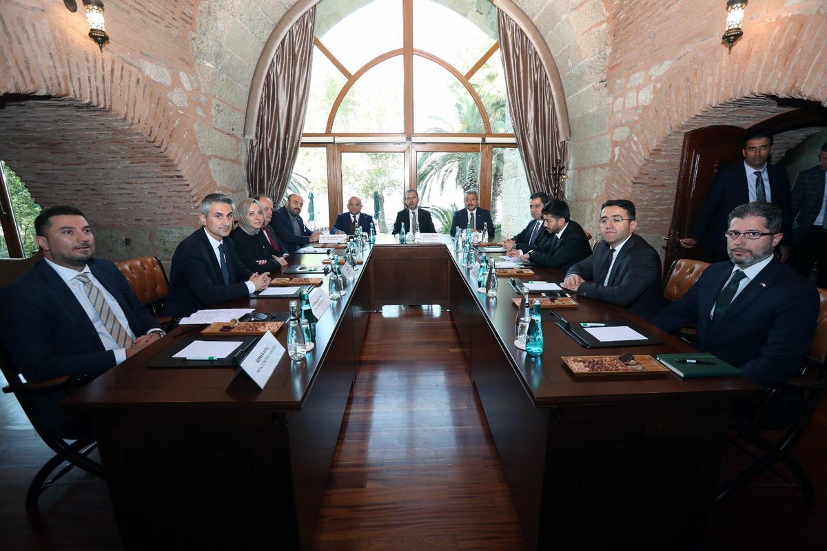 Gençlik Spor Bakanı Sayın Dr. Mehmet Muharrem Kasapoğlu Genel Merkezimiz Sepetçiler Kasrı'nı ziyaret etti. Genel Başkanımız Prof. Dr. Mücahit Öztürk ve beraberindeki Yeşilay Heyeti ile faaliyetlerimizi ve projelerimizi görüştü. #Yeşilay