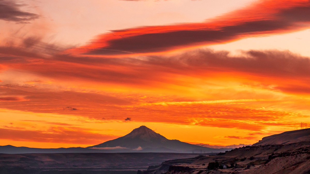 Amazing sunset over Wy’East. AKA #mounthood #PNW #stormhour #ThePhotoHour #canonphotography #canonfavpic #PhotosOfMyLife #ThursdayMorning #ThursdayMotivation #wyeast #cascades #omht #CanonFavPic