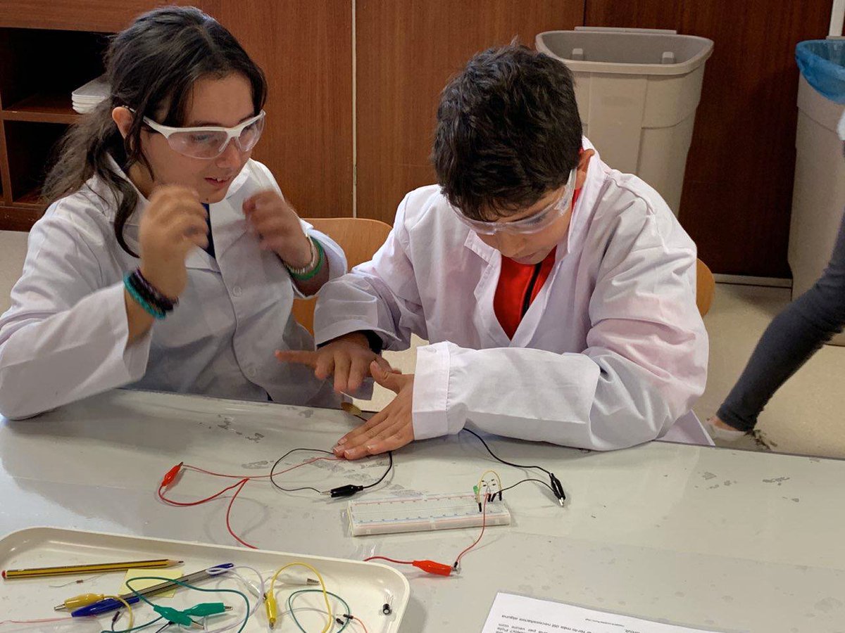 AliancaStem's tweet photo. El 20/11, els alumnes de 6è de l'escola @escolageneralp1 han participat a les activitats de la #SC19. Han realitzat els tallers "Quin té més Vitamina C?", "Nano tecnologia i circuits elèctrics" i "Coneix la Taula Periòdica" @universitatURV @aeqtonline @educaciocat #ActitudSTEM https://t.co/mYPnlkCpZT