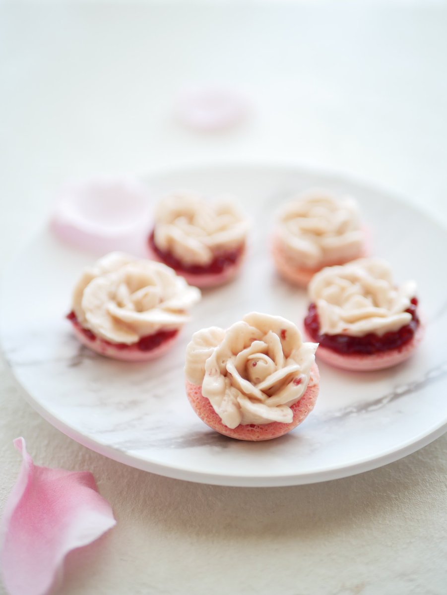 あゆみ バタークリームで薔薇絞り 小さめマカロンに絞ったら それだけで可愛い お菓子作り 手作りお菓子 バタークリーム マカロン マカロン作り かわいい 可愛いお菓子 Cutesweets 誰かにあげたくなるお菓子 お菓子教室 T Co