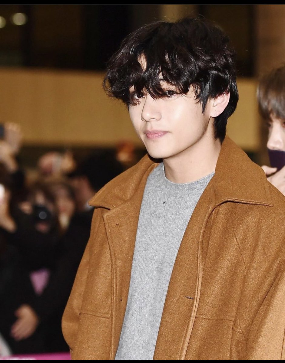 rjll_3095's tweet image. #KimTaehyung please have mercy on our souls. What is this surreal perfection 🥰Thanks for growing out your hair 💜 @BTS_twt #VisualGodStrikesAgain @BangtanINDIA #VforVisual