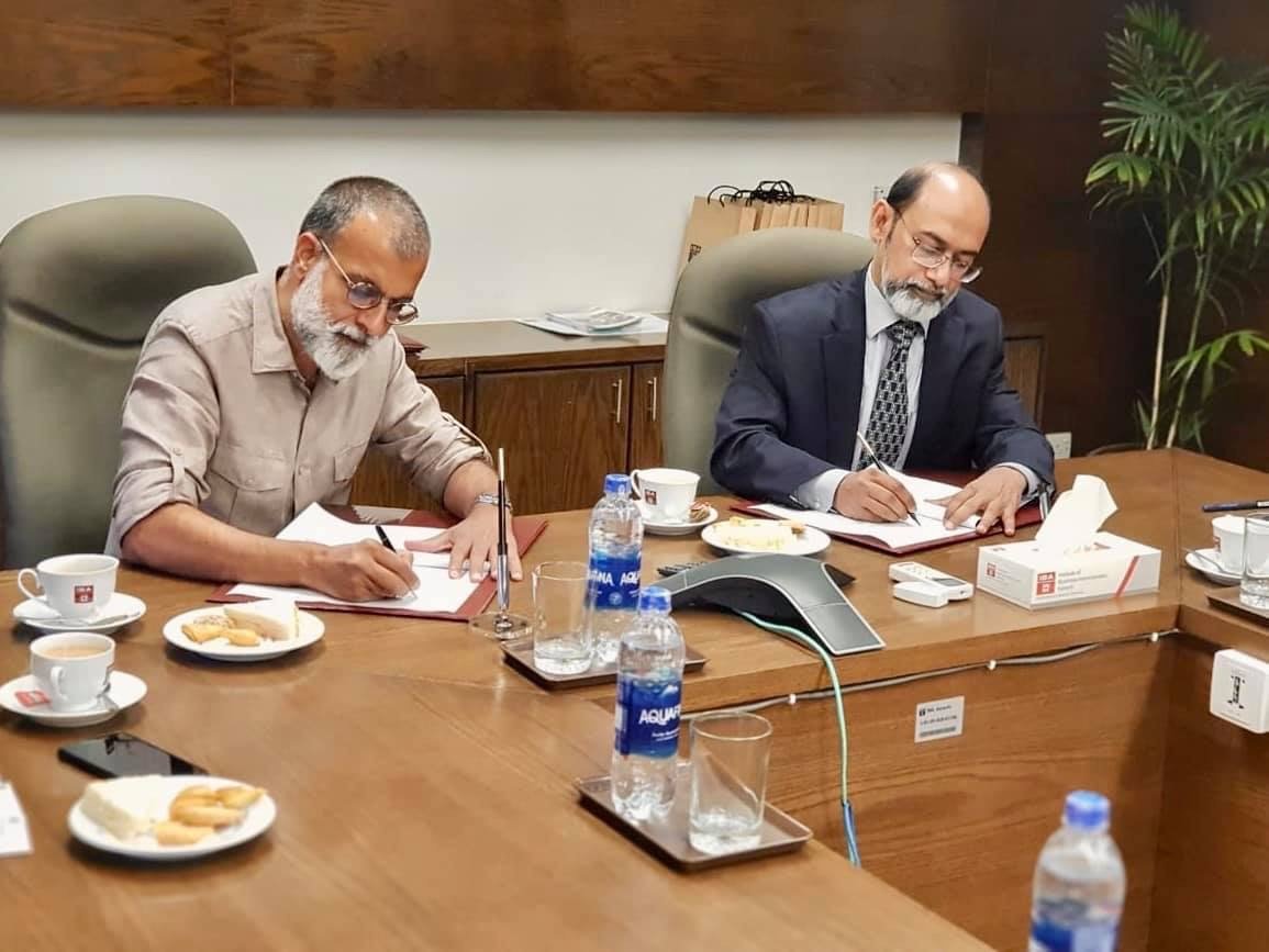 ibakhiofficial's tweet photo. The #IBAKarachi signed an #MoU with the #OrangeTreeFoundation agreeing to provide scholarships worth Rs. 2 million each year for a period of 2 years to undergraduate & graduate students. (1/2)
#FinancialAssistance https://t.co/QRHrGk4Gb3