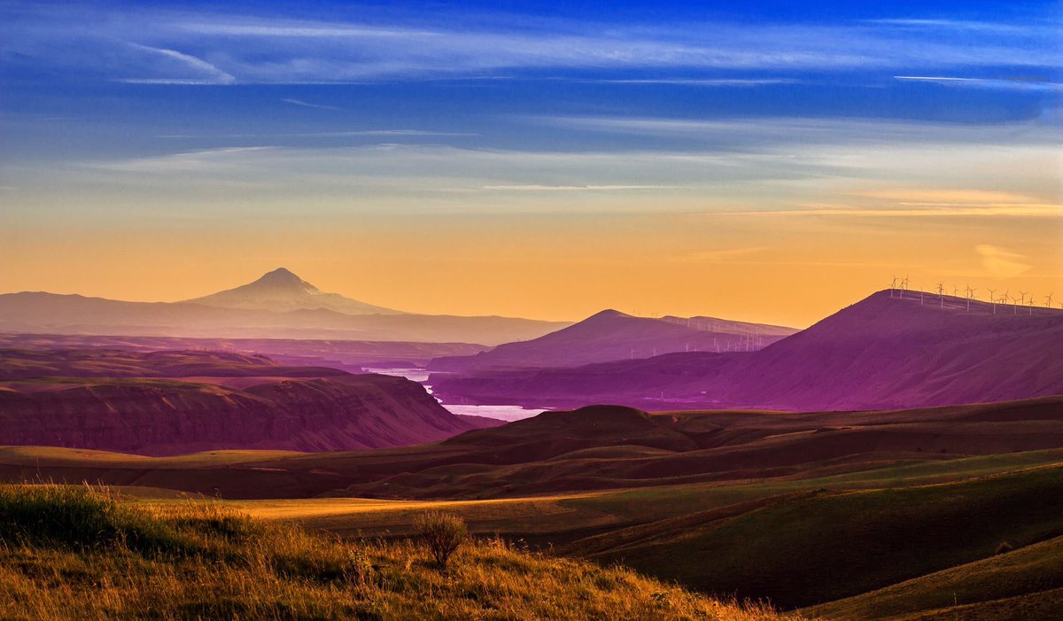 My home! #columbiarivergorge #wyeast #omht #ThursdayMotivation #ThursdayThoughts #sunsetphotography #artistsontwitter #canonusa #ThePhotoHour #stormhour #mounthood #homesweethome