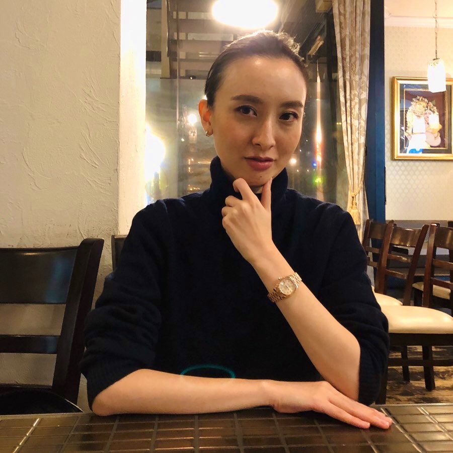 前田紀至子 ユニクロのプレミアムラムタートルネックセーター 思惑通りメンズのxsがとってもいい感じで紺と黒を2色買い 下にtシャツ着れば全くと言って良いほどチクチクが気にならなくてこのモコモコ感 ベージュも買い足そうかな 明日の感謝祭に向け