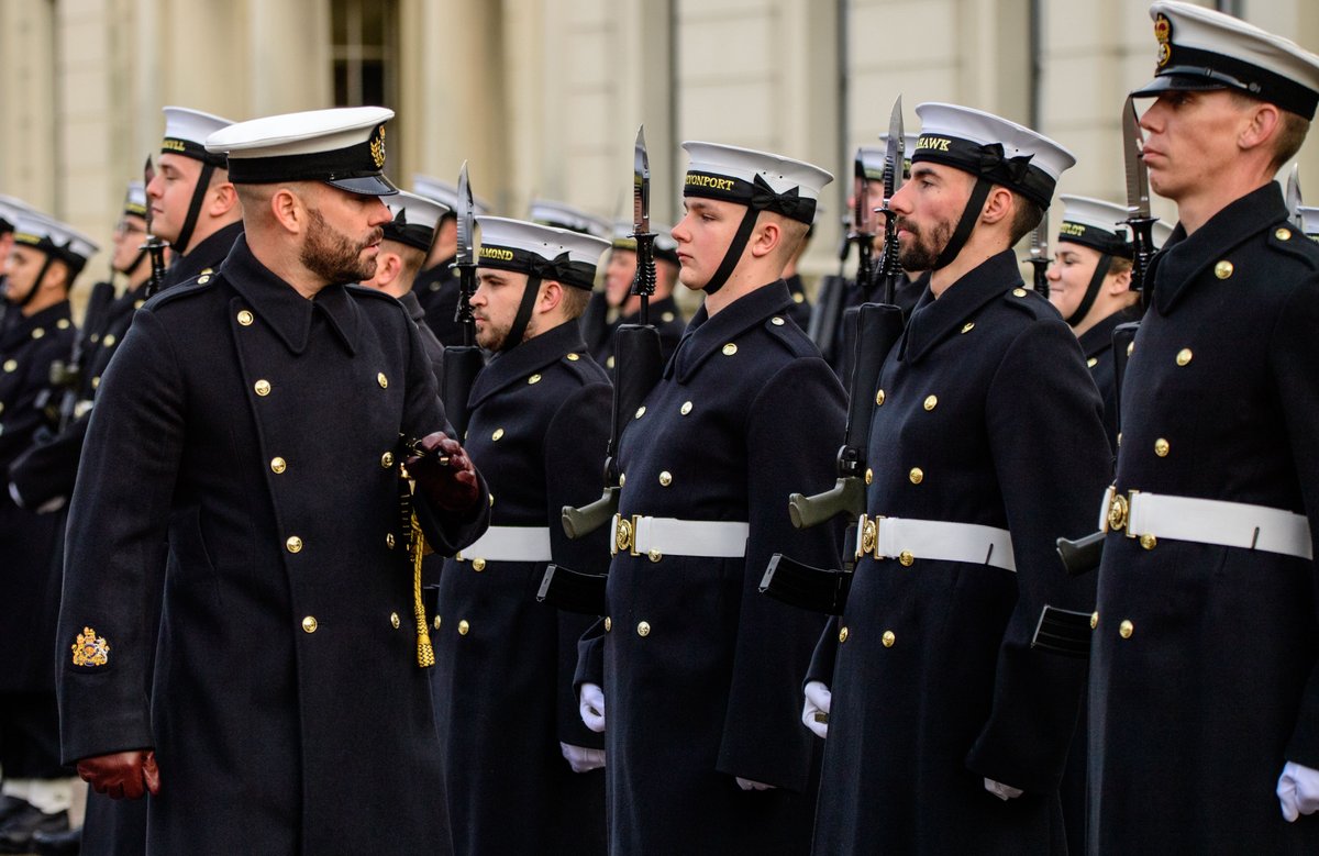 RoyalNavy's tweet photo. Sailors will be guarding the Royal palaces next week, two years after they last stood watch. After weeks of intensive training they have been confirmed to mount Guards from 25 Nov to 19 Dec at Buckingham Palace, Windsor Castle, St James Palace and the Tower of London. #RNGUARD https://t.co/51ChwkBUeE