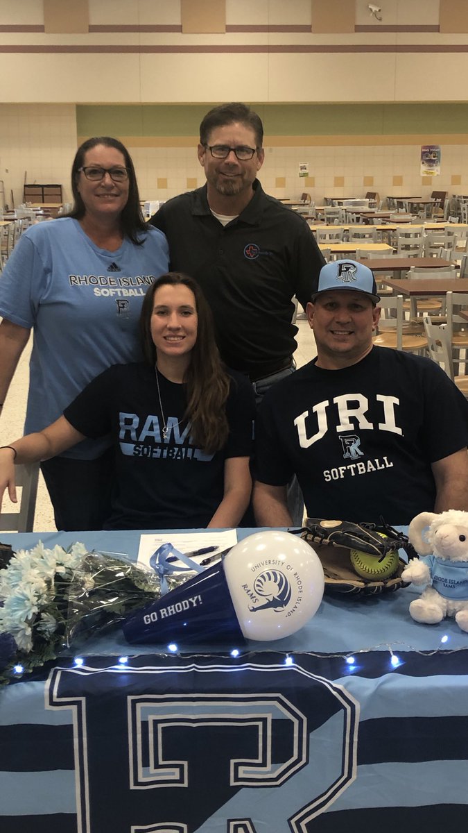 ExpressAces's tweet photo. Congratulations to Vicki Viaclosky on signing her NLI! https://t.co/cAypLGxyIv