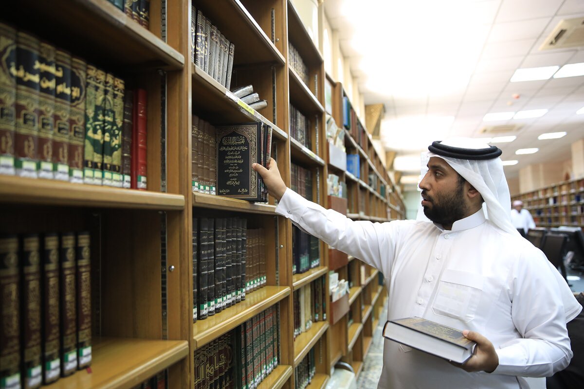imarat_almadina's tweet photo. تستقبل مكتبة #المسجد_النبوي الزوار على مدار 24 ساعة، بطاقة استيعابية تقدر بـ 300 زائر في الساعة الواحدة، وتضم أكثر من 174.614 كتاب ضمن 71 تصنيف، وتشتمل خدمات المكتبة التي تقع بجوار باب رقم (11 )، على خدمات متنوعة تتضمن المكتبة الرقمية والمخطوطات وقسم اللغات للناطقين بغير العربية. https://t.co/UyEZdPv4aq