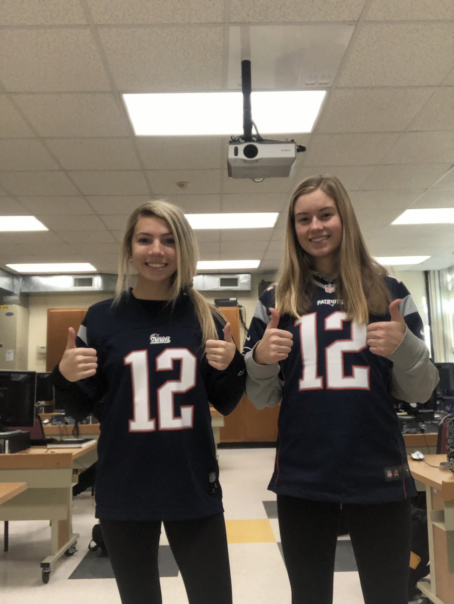 skylarsosaa's tweet photo. Seniors!!!! #timercam #patriots #tombrady #seniorsftw @jlawadvocate @JLHSAthletics https://t.co/3oSGMJmFz5