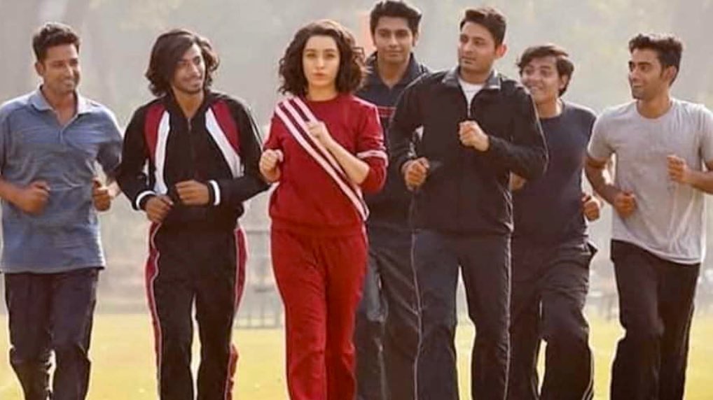 Cerrahiye dahiliyeden erkek bir asistan geldiğinde:
-Dr bey ...... isimli hasta nerede yatıyor?
+Nerden bileyim gidin hemşirelere sorun

Dermadan kadın asistan geldiğinde: