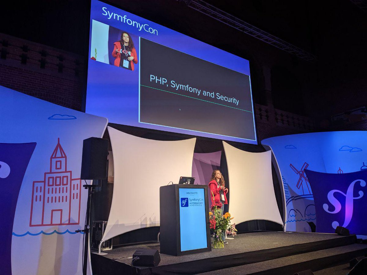 A @dianaarnos está na #symfonycon falando sobre PHP, Symfony and Security. 💜