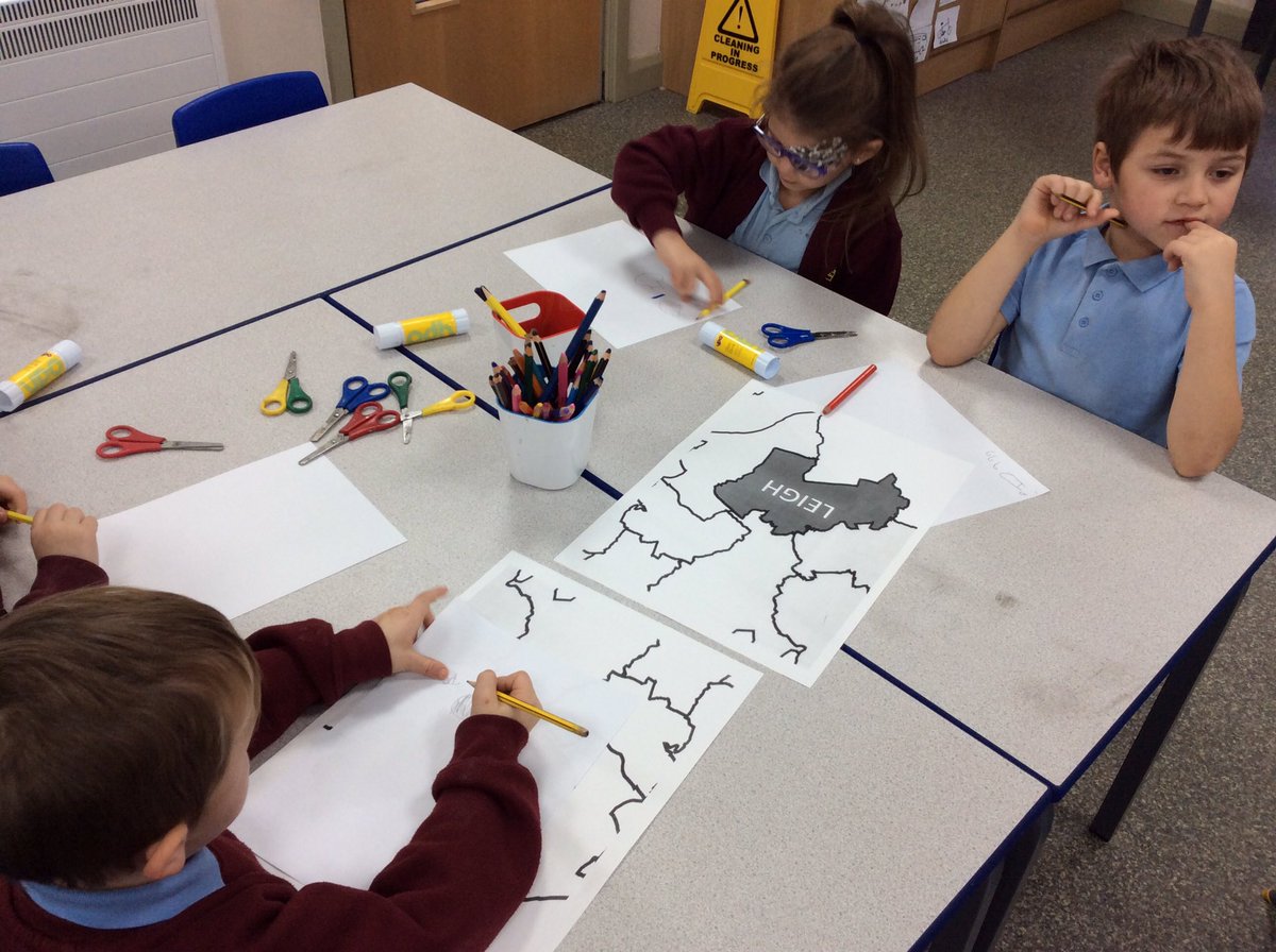 MrsVincentLCP's tweet photo. Year 1 are preparing for their weather forecasts! #weatherforecasts #weatherreporters @BBCWthrWatchers @bbcweather @metoffice @leighcentralps https://t.co/ocYjhgCoXT
