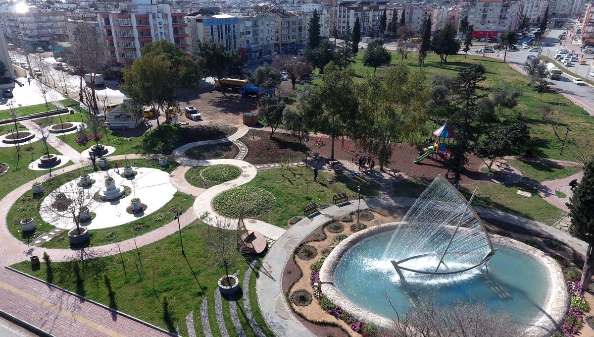 Sevgili komşularım;
🙂 Ne mutlu bize ki Muratpaşa’mızda 707 parkımız 1 milyon 625 bin 982 metrekare yeşil alanımız var. 
🙂 Üstelik parklarımıza ve sokaklarımıza diktiğimiz tüm çiçekleri ve turunç fidelerini kendimiz üretiyoruz.