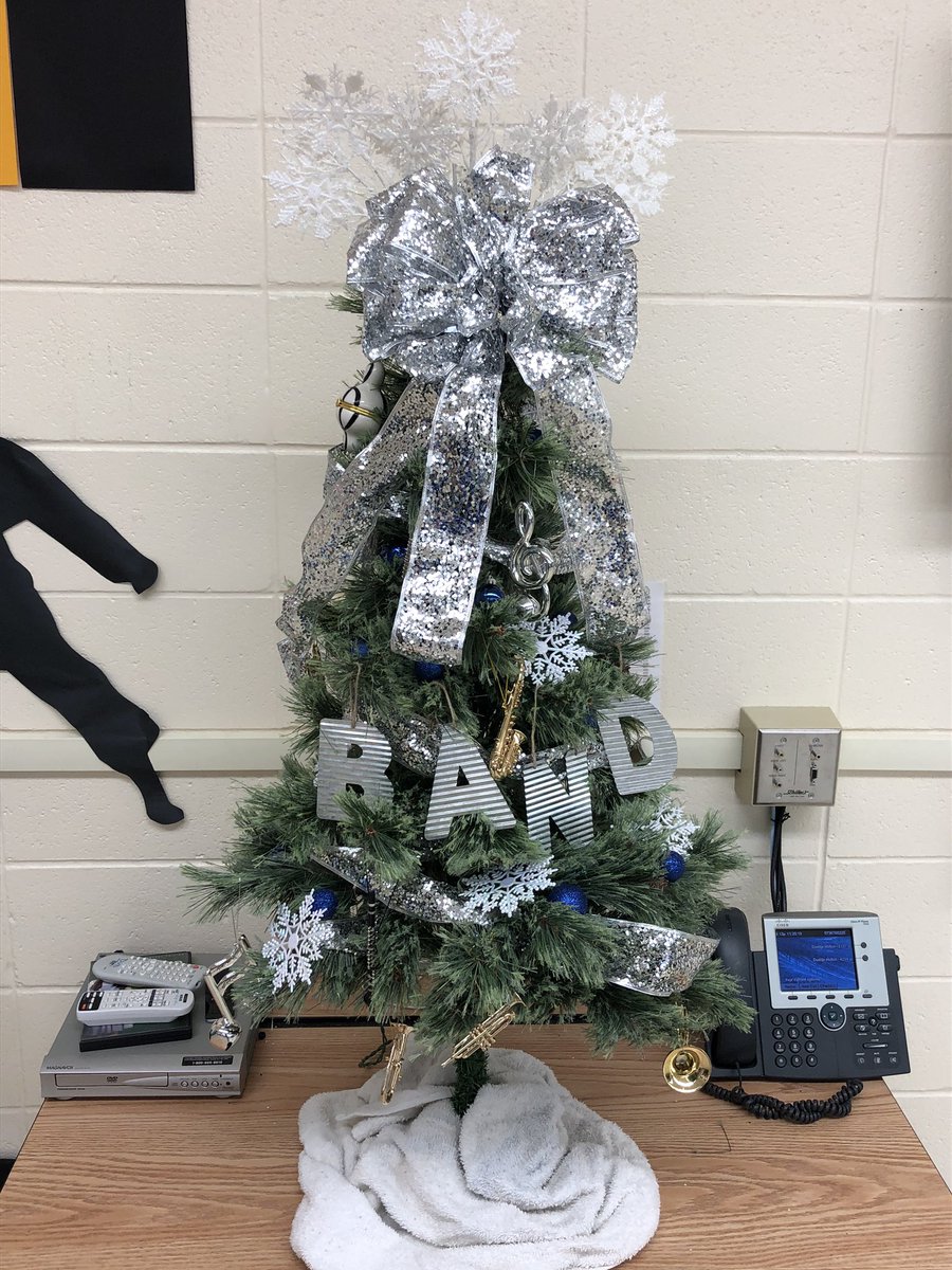 socallawaybands's tweet photo. It’s beginning to look a lot like Christmas in the MS Band Room.  #SCMSbands #MSHSChallenge https://t.co/VIlUyaI5kt