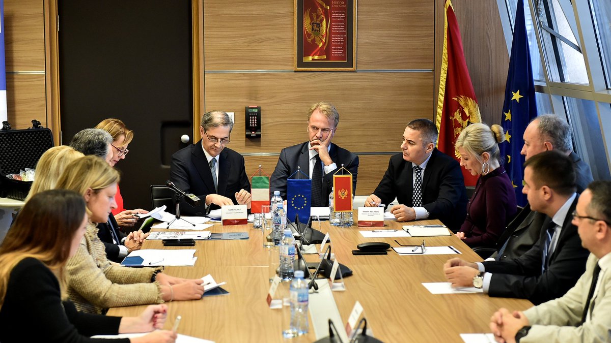 PolicijaCG's tweet photo. Saradnja italijanske i crnogorske policije je na vrlo visokom nivou, istakao je #Luca_Zelioli na današnjoj svečanoj primopredaji donirane opreme u okviru Regionalnog #IPA2017 projekta.

@EUAmbME @ItalyinMNE #Gennaro_Capoluongo #Veselin_Veljović https://t.co/xFJXdAhdgy