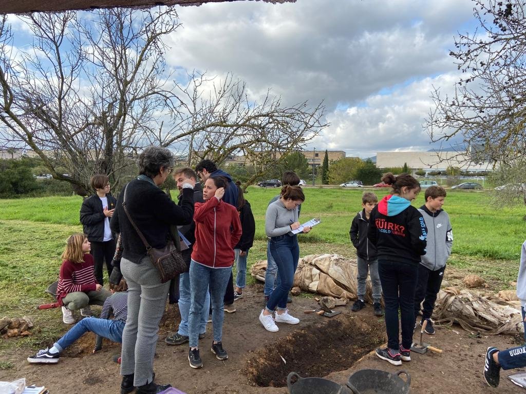 UIBuniversitat's tweet photo. 🙋♂️Avui la secretària autonòmica d'Universitat, Recerca i Política Lingüística, @AgustinaVilaret, ha visitat les activitats de @PortUIB! En concret ha conegut el #DemoLab🧪, el #DemoTec ⚙️, i l'#ArqueòdromUIB ⛏️! #SeràsUIB @EDUN_IB https://t.co/UnwJVBK4yK