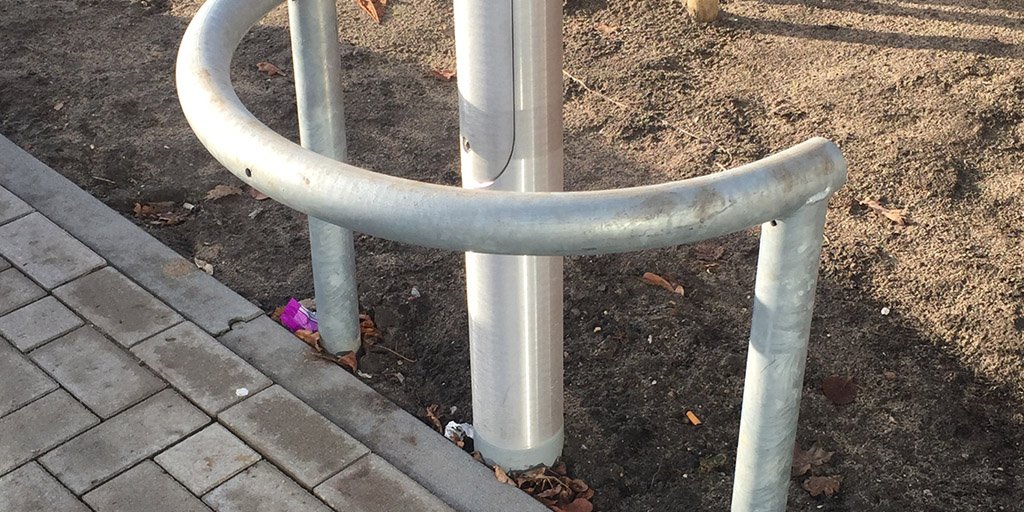 Hoe zorg je ervoor dat een mast niet beschadigd kan raken door een aanrijding? Dan plaats je deze beschermbeugel. In elke RAL-kleur verkrijgbaar. #vlaggenmasten #robuust