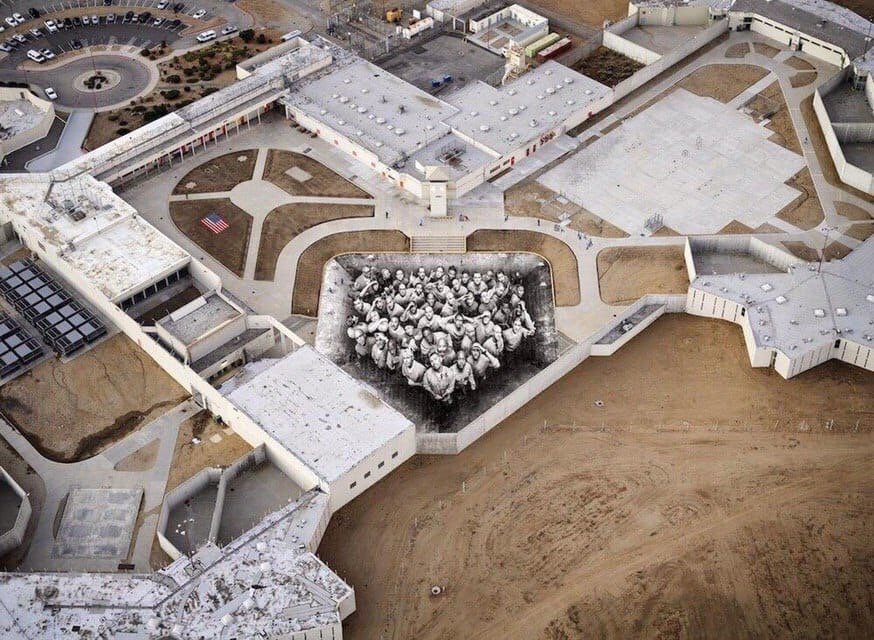 GeopToc's tweet photo. Trabajo de arte callejero por "JR" presentado su nuevo proyecto en un lugar poco probable: encima de una prisión de máxima seguridad en el sur de California  #Tehachapi #California  #EEUU #JuevesDeArquitectura  maps: https://t.co/33osNpVdGx https://t.co/XJUKWXZ5in