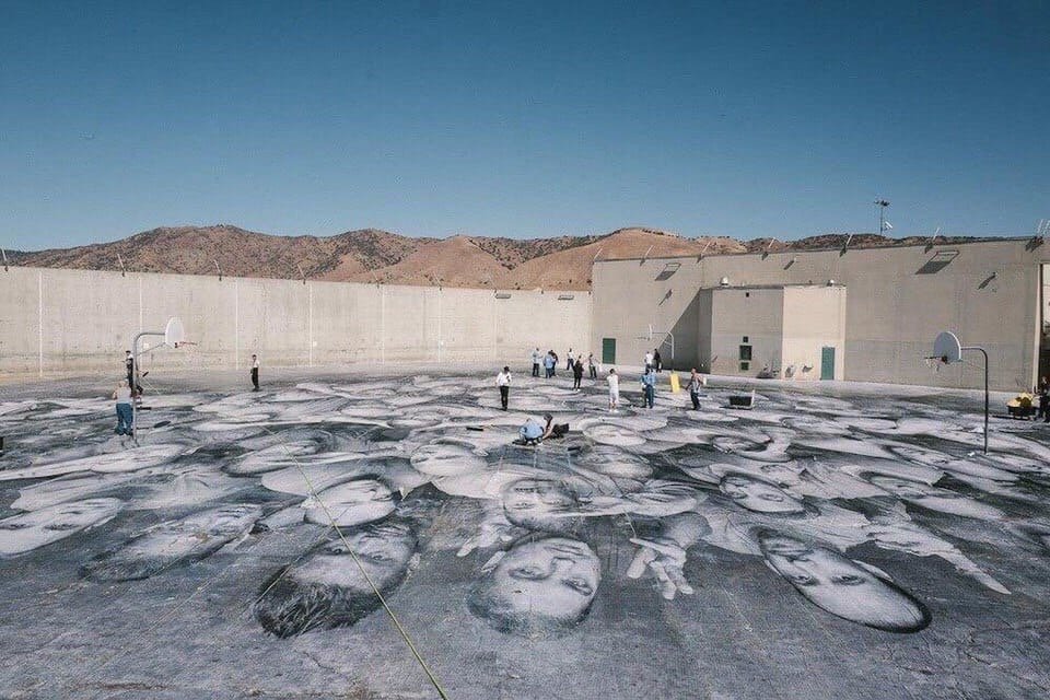 GeopToc's tweet photo. Trabajo de arte callejero por "JR" presentado su nuevo proyecto en un lugar poco probable: encima de una prisión de máxima seguridad en el sur de California  #Tehachapi #California  #EEUU #JuevesDeArquitectura  maps: https://t.co/33osNpVdGx https://t.co/XJUKWXZ5in