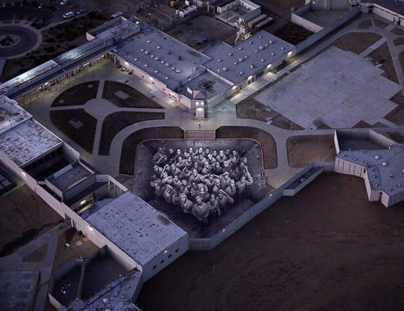 GeopToc's tweet photo. Trabajo de arte callejero por "JR" presentado su nuevo proyecto en un lugar poco probable: encima de una prisión de máxima seguridad en el sur de California  #Tehachapi #California  #EEUU #JuevesDeArquitectura  maps: https://t.co/33osNpVdGx https://t.co/XJUKWXZ5in
