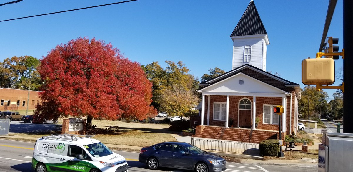 #AthensGa and #WatkinsvilleGa are looking SO beautiful this morning. Loving all of the fall colors on the trees. Need a #Lyft ? #LyftDriverExtraordinaire