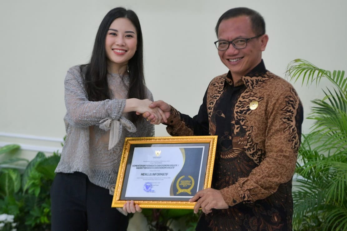 KemenPariwisata's tweet photo. 1. @Parekraf_RI peroleh Penganugerahan Keterbukaan Informasi Badan Publik Tahun 2019 sebagai Badan Publik Menuju Informatif. #KIP2019 https://t.co/VXtIwyzpwY