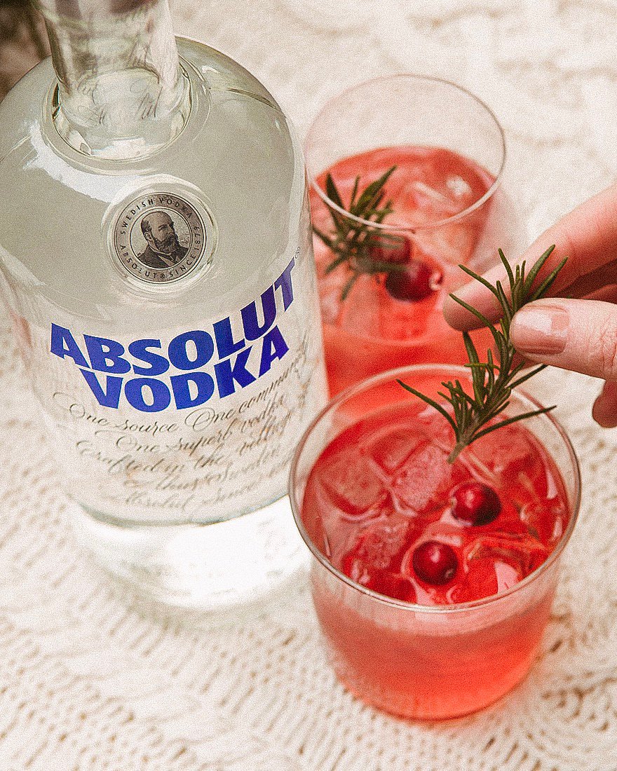 kate_romanoff's tweet photo. How to mix

Add all ingredients to a glass filled with ice. Stir briefly. Garnish with 2 fresh cranberries and one rosemary sprig.
#ad @absolutvodka_us 
  
 #PartyWithAPurpose https://t.co/ISP4KAdLPm