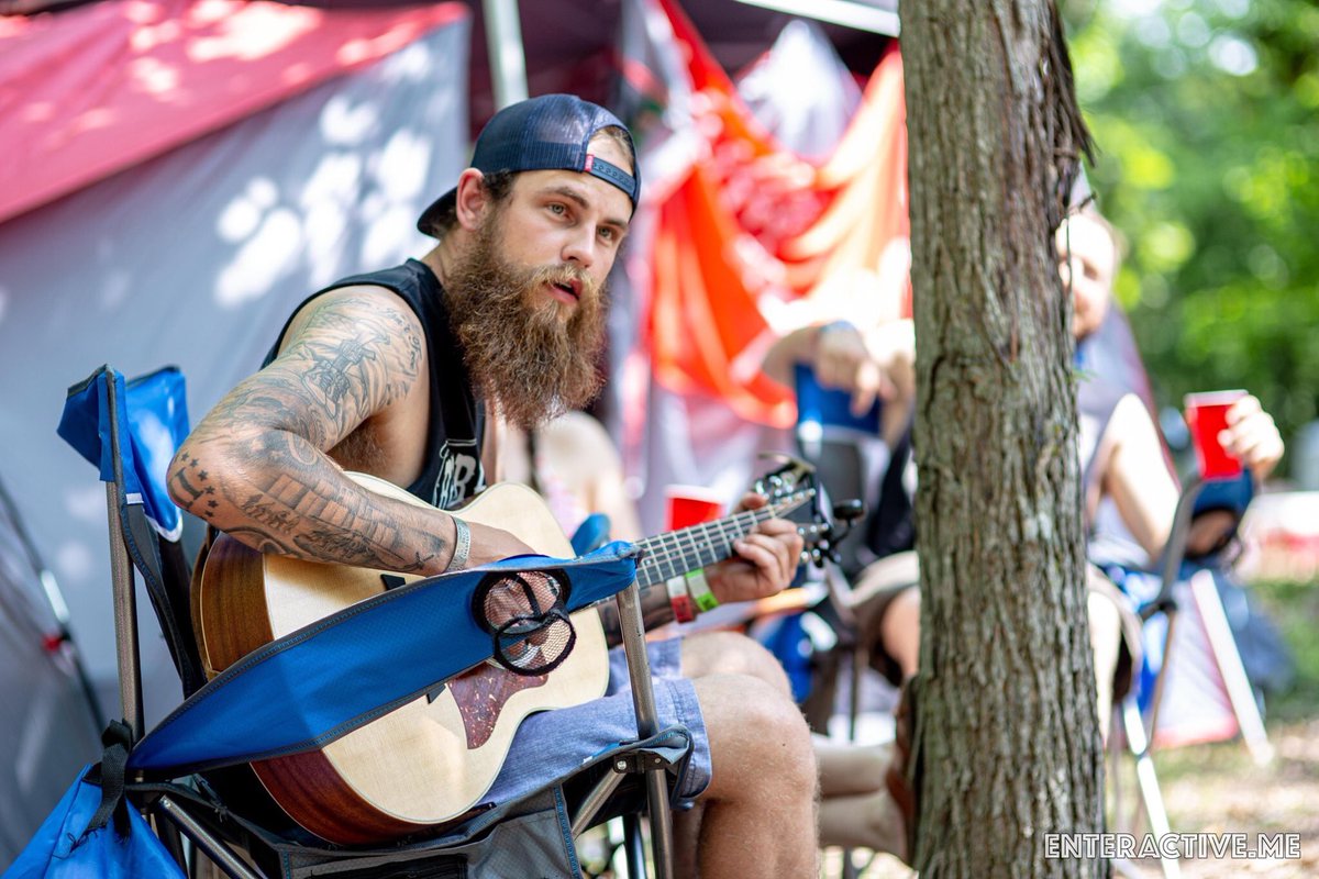 There's nothing better than a campsite jam session! 🎸 Tumbleweed features true forest camping - an experience you won't get anywhere else! 🌱⛺️
