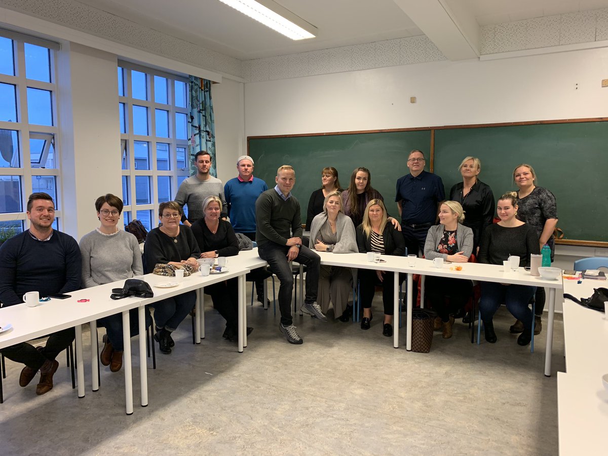 Dagur 4. Mynd tekin á starfsdegi fyrr í vikunni af frábærum starfshópi fræðsluskrifstofu Reykjanesbæjar ásamt Valdimari Svavarssyni ráðgjafa. Umfjöllunarefnið; virðing og helgun á vinnustað. #12dagatwitter #menntaspjall