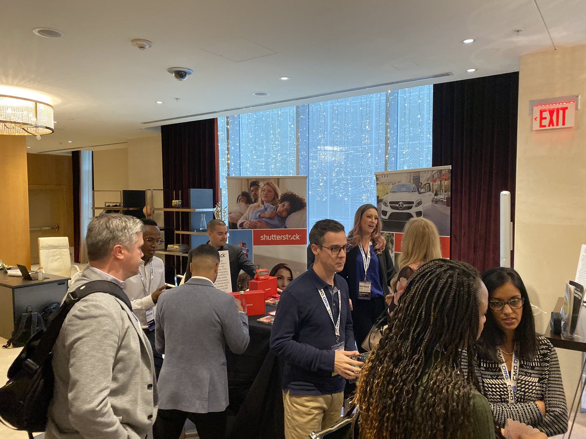 CMOdinners's tweet photo. @Shutterstock connecting with @Toronto #marketing #leaders @cmo_org #CXOsync https://t.co/GoXpNcLkK8