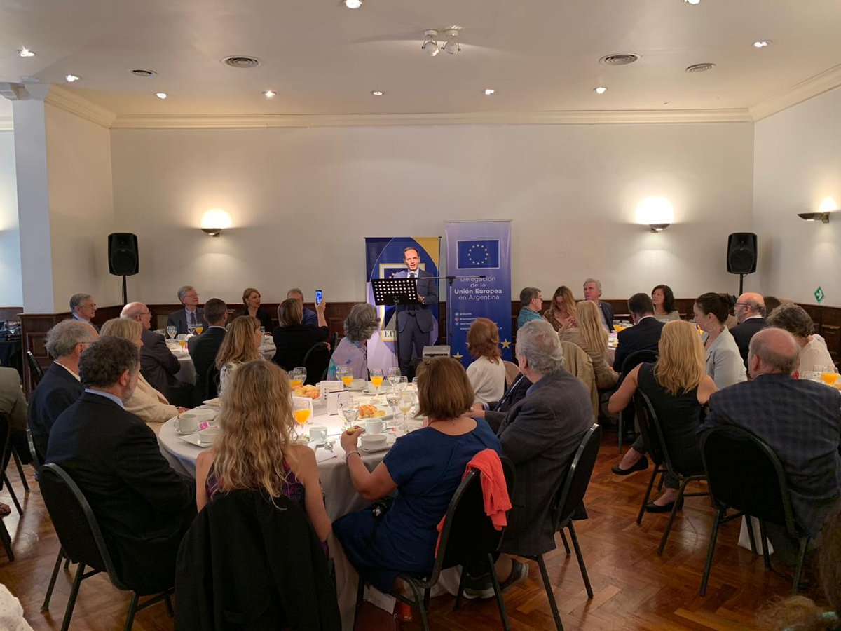 ItalyinARG's tweet photo. "Tengo la misión de seguir alimentando este patrimonio único en el 🌍 que es la presencia de 🇮🇹 en 🇦🇷". El emb. 🇮🇹 @beppemanzo
en #DesayonosDiplomaticos del Club Europeo, esta mañana.
@ItalyMFA https://t.co/6Z1AZr3psu