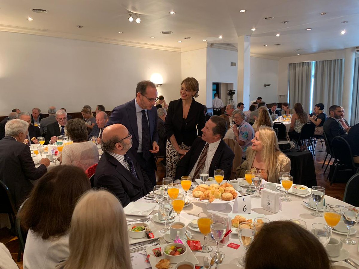 ItalyinARG's tweet photo. "Tengo la misión de seguir alimentando este patrimonio único en el 🌍 que es la presencia de 🇮🇹 en 🇦🇷". El emb. 🇮🇹 @beppemanzo
en #DesayonosDiplomaticos del Club Europeo, esta mañana.
@ItalyMFA https://t.co/6Z1AZr3psu