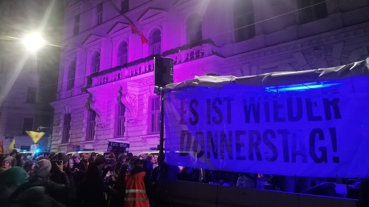 immerdonnerstag's tweet image. Jetzt vor der türkischen Botschaft. Bijî bijî Rojava! #wiederdonnerstag #rojavaresistance