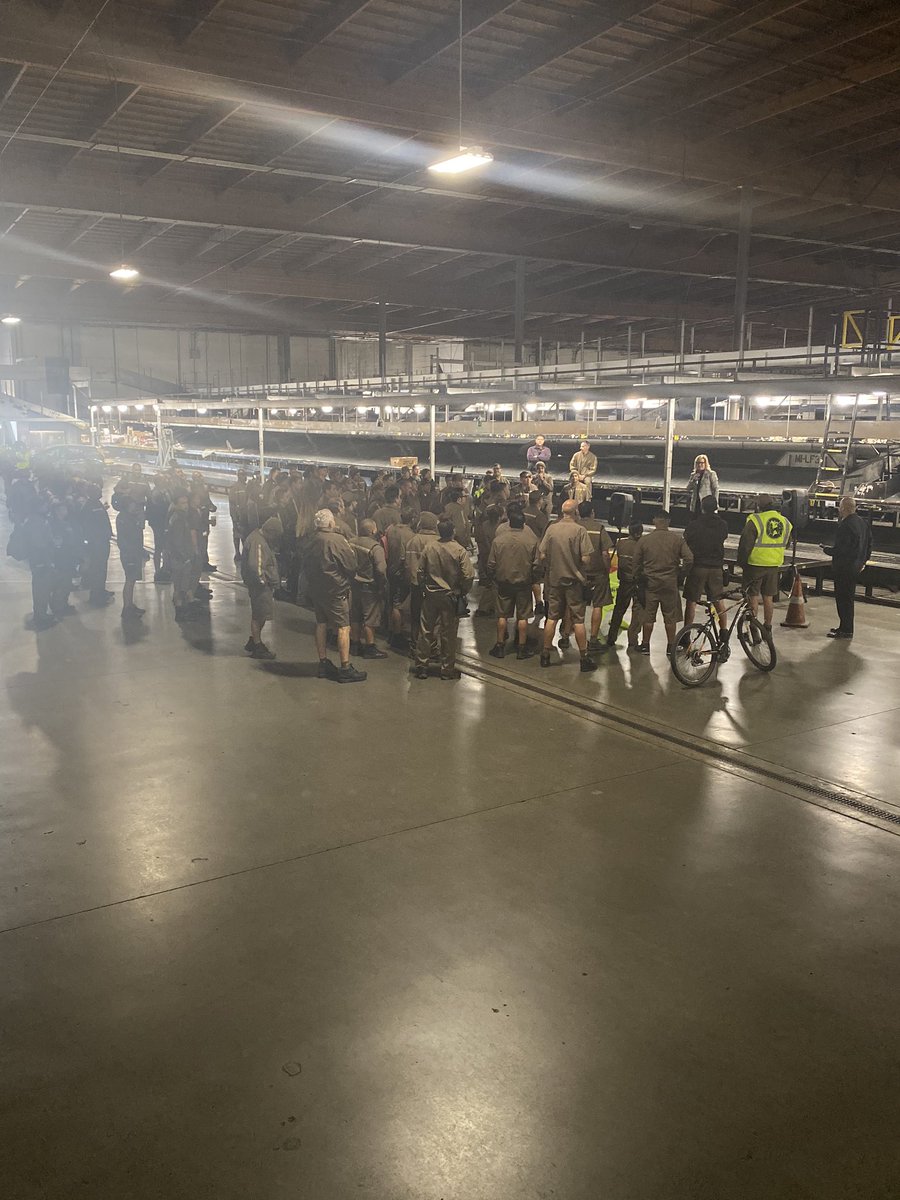 UPS_SF_safety's tweet image. San Fernando building is all in! Great rally this morning with @KellyDeblaere! #SoCalSoSafe #StayCalmHaveFun @jcm4bama @UpsNewhall @StudioUps @jrindafernshaw @RayRoche7 @jt_ups @hrbobbyups