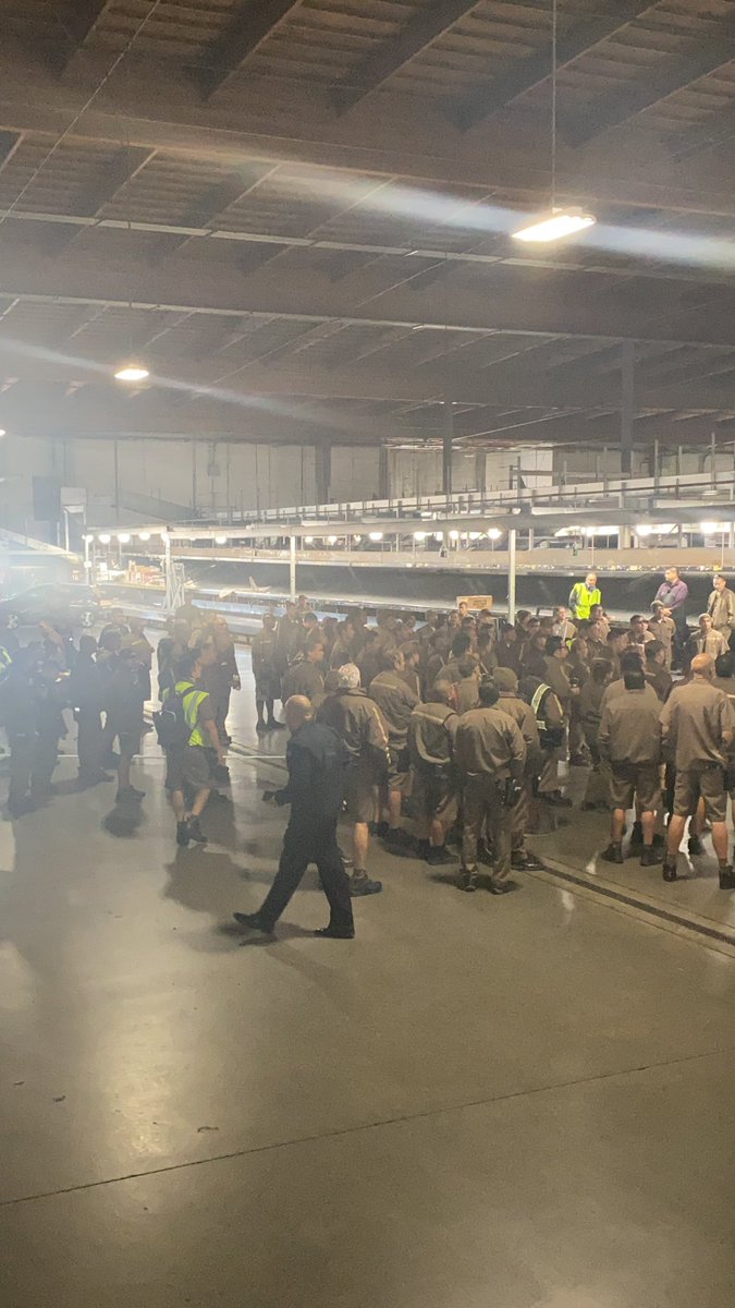 UPS_SF_safety's tweet image. San Fernando building is all in! Great rally this morning with @KellyDeblaere! #SoCalSoSafe #StayCalmHaveFun @jcm4bama @UpsNewhall @StudioUps @jrindafernshaw @RayRoche7 @jt_ups @hrbobbyups