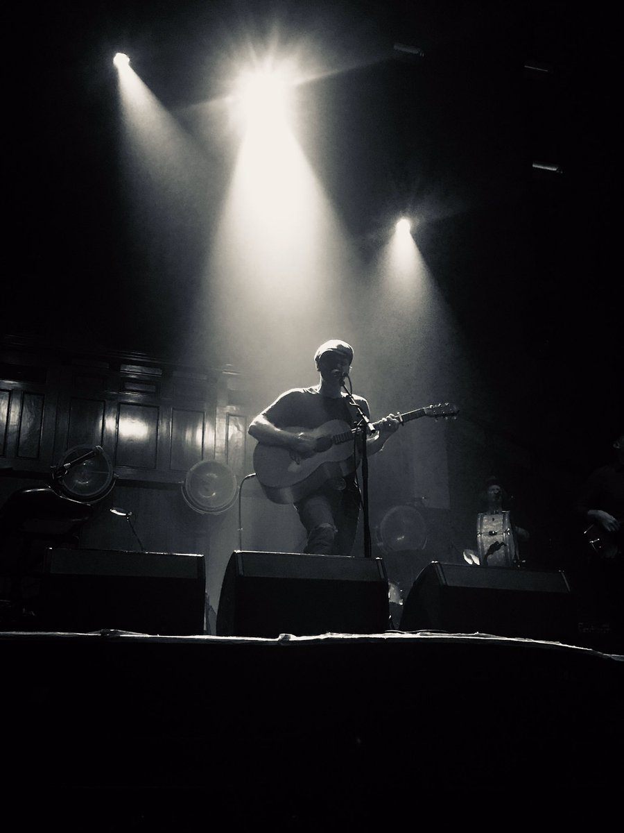 Obviously you always look cool Foy, but sometimes you look extra cool...
And fair play for not climbing down and hitting the guy in the front row 😂 <a href="/foyvance/">Foy Vance</a>