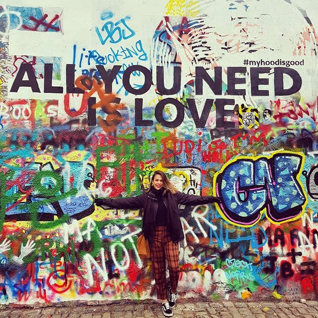 flaviaeboli's tweet photo. Porque hoje é dia! #tbt #prague #allweneedislove #johnlennonwall #picoftheday https://t.co/HqTgneFAGE https://t.co/KM2WaDLIJ8