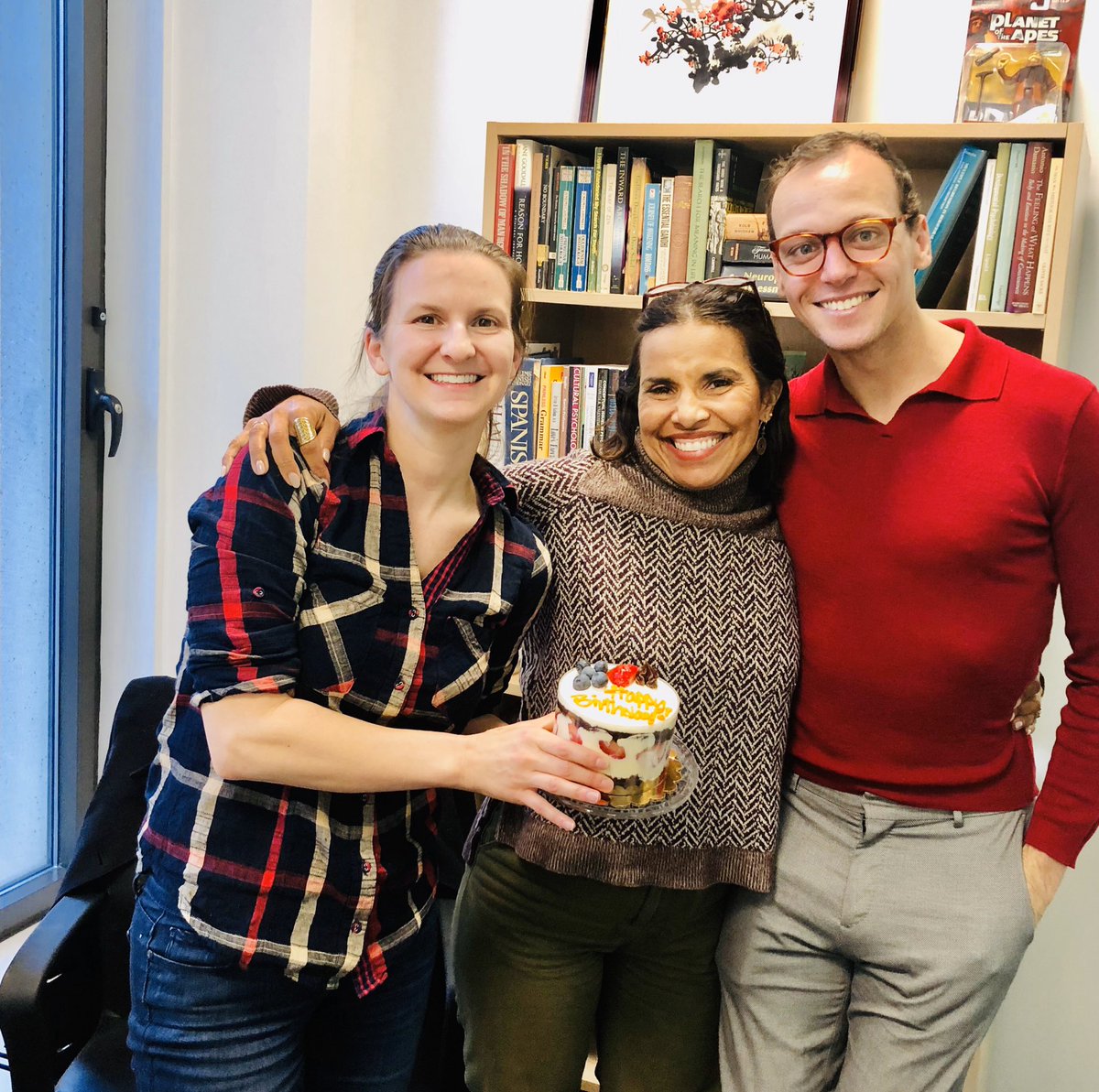 Surprise Lab Birthday Celebration!🎉
Happy Belated Birthday to @ACSneuro & @DrtobeM!! I cherish you both & am so grateful have you both on our team!
🎉
Thanks to @MaralNeuro & @CaraCrook3 for making it happen!
#BirthdayTwins #BetterTogether #GratefulMentor #BetterLateThanNever :)