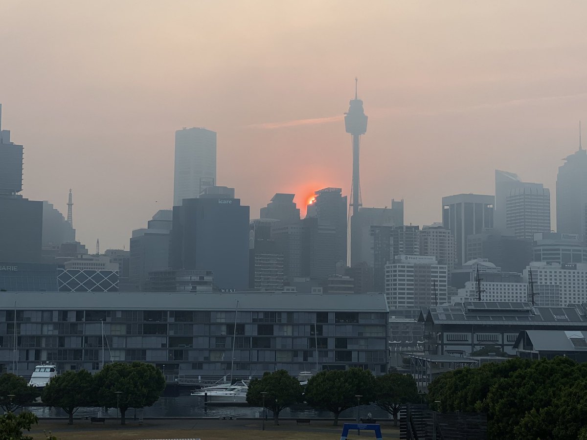 Sydney wakes up in a smoky haze again as fires continue to burn in New South Wales EJ64MazVUAAAUWQ