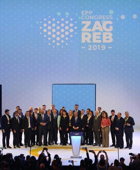 JuanMa_Moreno's tweet photo. Mi enhorabuena a @donaldtusk, a @TonoEPP y a todo el equipo que desde hoy lidera una nueva etapa para el @EPP. Contáis con el apoyo y el empuje del @ppandaluz en un periodo crucial para todos los europeos. Juntos, por Europa. #WeAreFamily #EPPZagreb https://t.co/af9xPrpFul