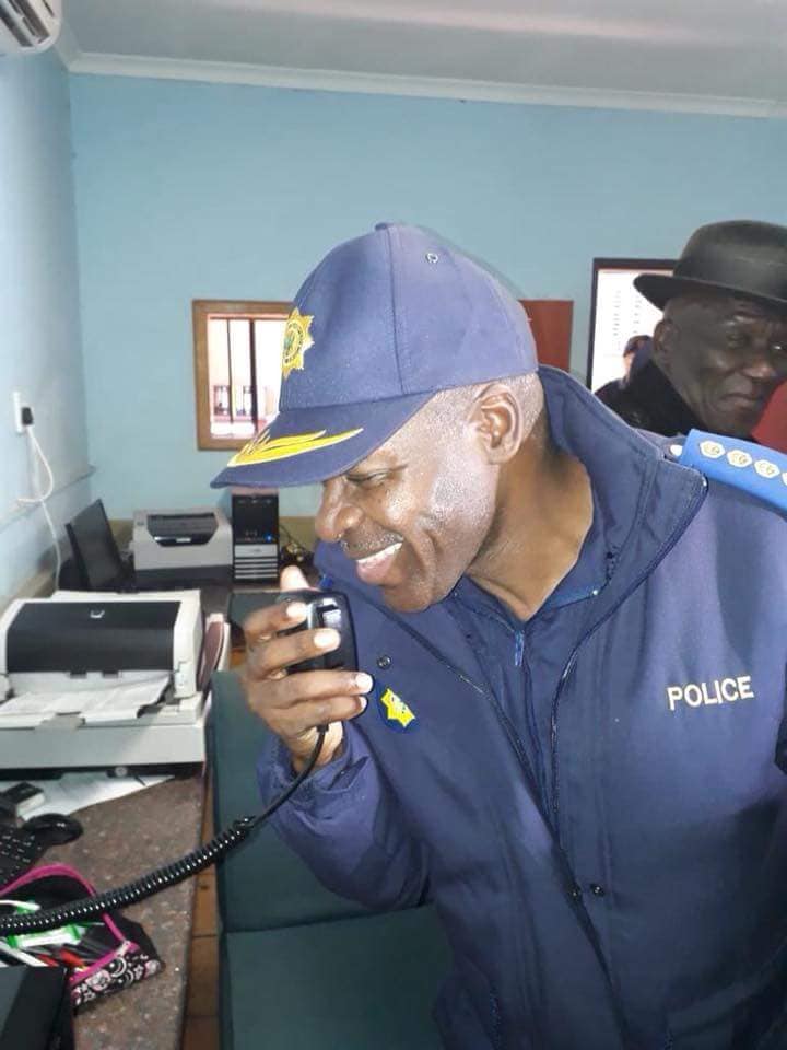 PhahlamohlakaM's tweet image. Can #TweeterTech decode the small message? I have failed over! 😂😂😂