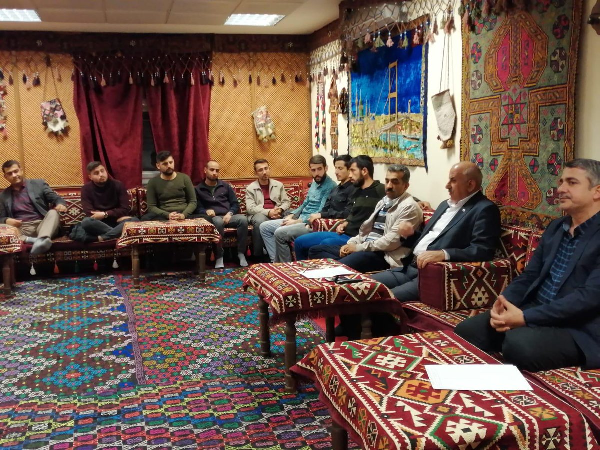 AdiyamanKYGM's tweet photo. Veysel Karani ve Yediyaman Yurt Müdürlüğü öğrencileriyle kapsamında @Adiyaman_GM de Prof. Dr. Hamdi Gündoğar'ın  katılımı ile ''Kimlik ve Aidiyet'' konulu söyleşi gerçekleştirildi.
#KYKDeğerKatar
#KYKAkademi https://t.co/GtfjHhhz7t