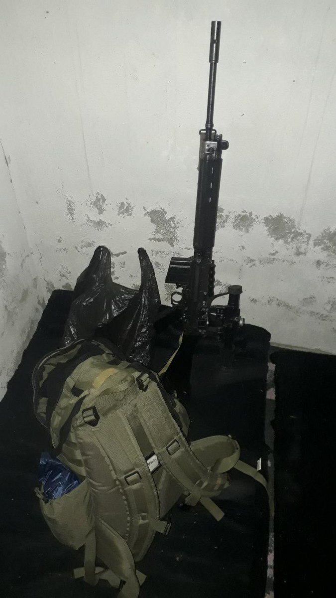 they estimated several hundred fighters in 2018, this could be old data before the defection. His first weapon is a FAL 50.00 (most likely an ex-regime or one that was supplied to rebel groups by foreign donors and then leaked to them) equipped with a (prob.) Chinese SVD 7/