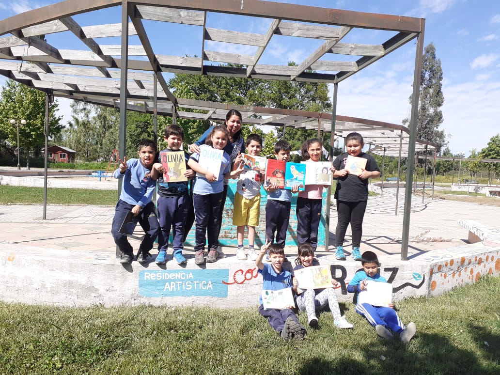 En #Longaví los alumnos de la Escuela Gabriel Benavente escogieron un libro a su gusto y salieron a compartir la lectura al aire libre 📖🍃🌞