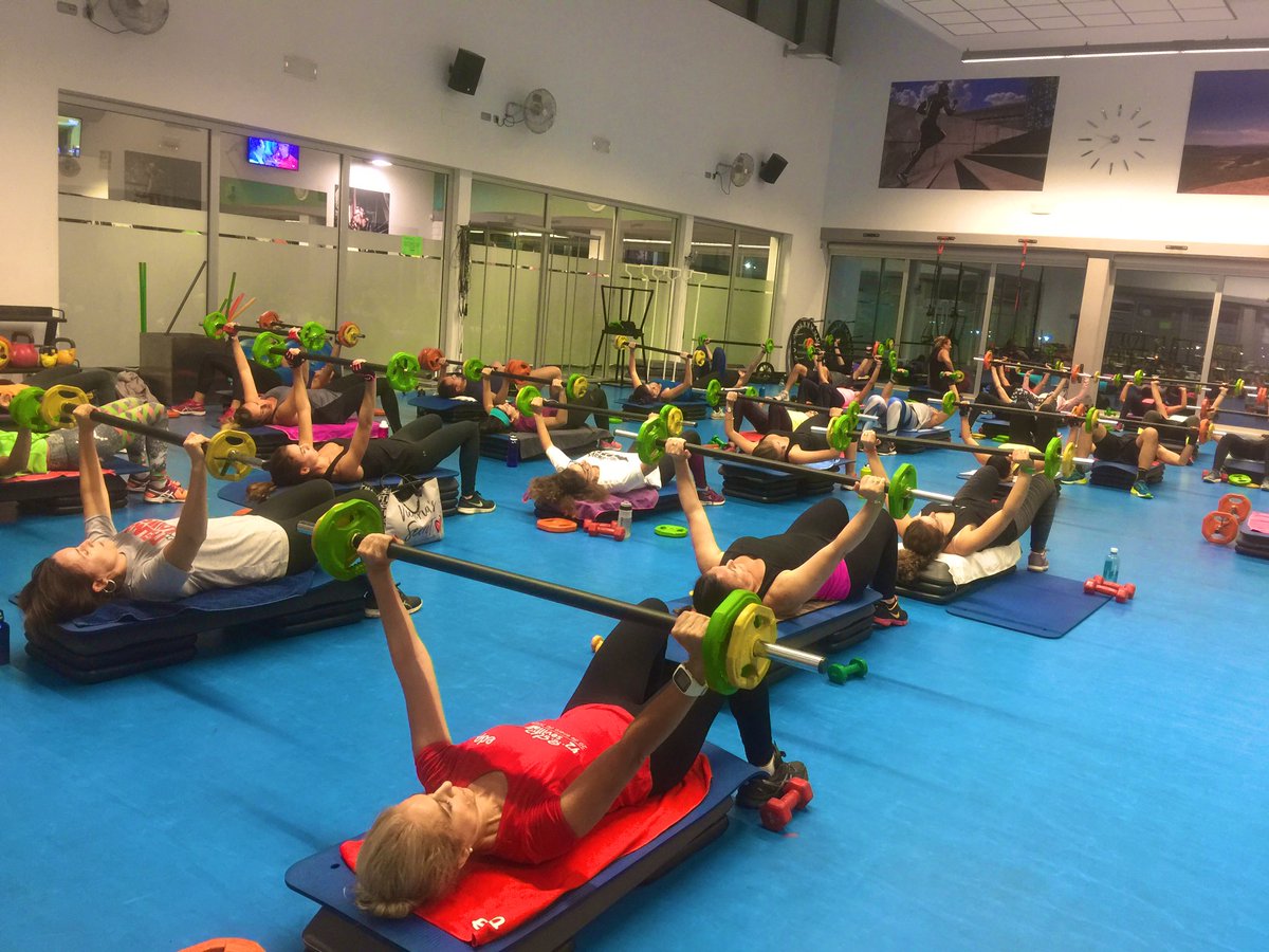 🔷TODOS LOS GRANDES LOGROS REQUIEREN TIEMPO🔷 por ello, sé más fuerte que tus excusas 😜💪 
En un ratito... ¡ mas clases dirigidas! 🙆🏼‍♀️ ¡ que no te frene la lluvia ni el frío! 🙌💨🌧 ¡ te estamos esperando! ¿Entrenamos? 👍 #bodyfitness #danson #cycling🏋️‍♂️