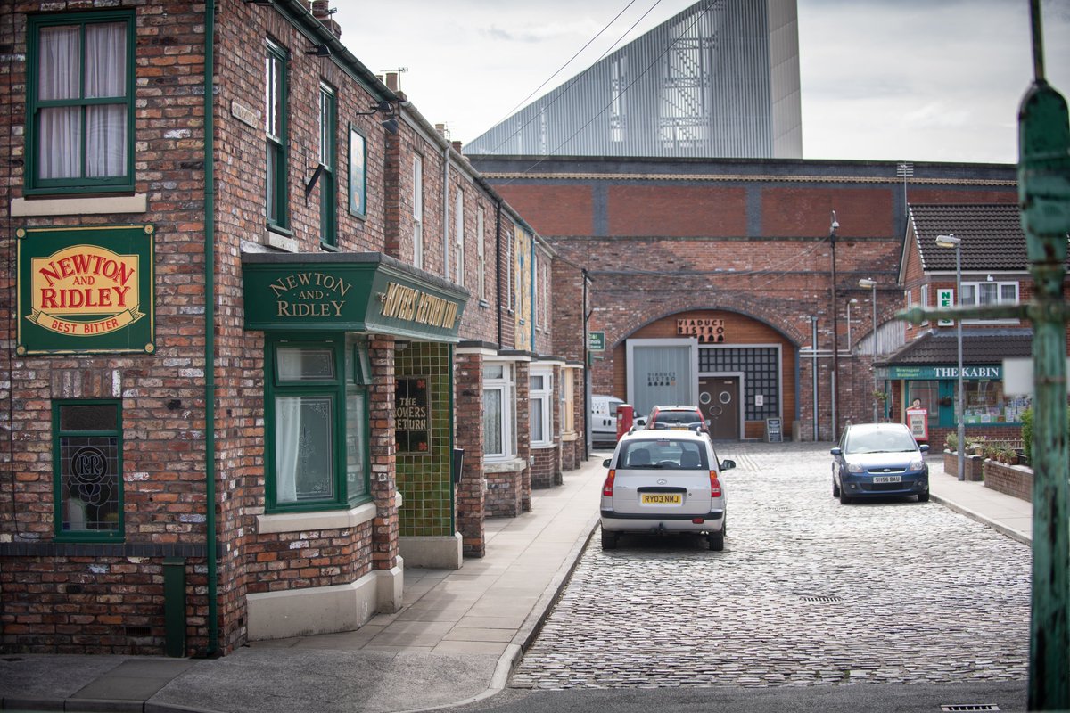 Will you be visiting the cobbles this weekend?

If you're not booked on already, our last few spots are remaining!

Head to our website to book a space NOW!⬇️

coronationstreettour.co.uk